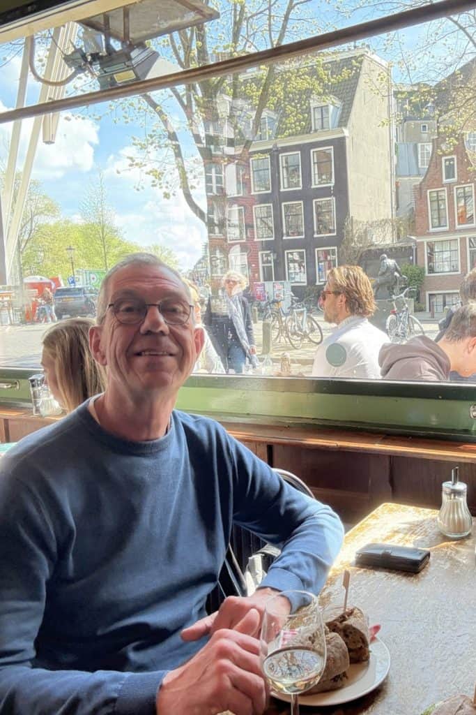Amsterdam ist bekannt für seine gemütlichen braunen Cafés.