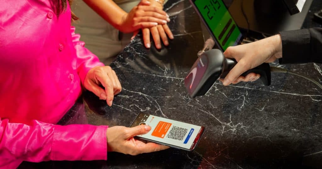 Scan your I amsterdam Card at the venue.