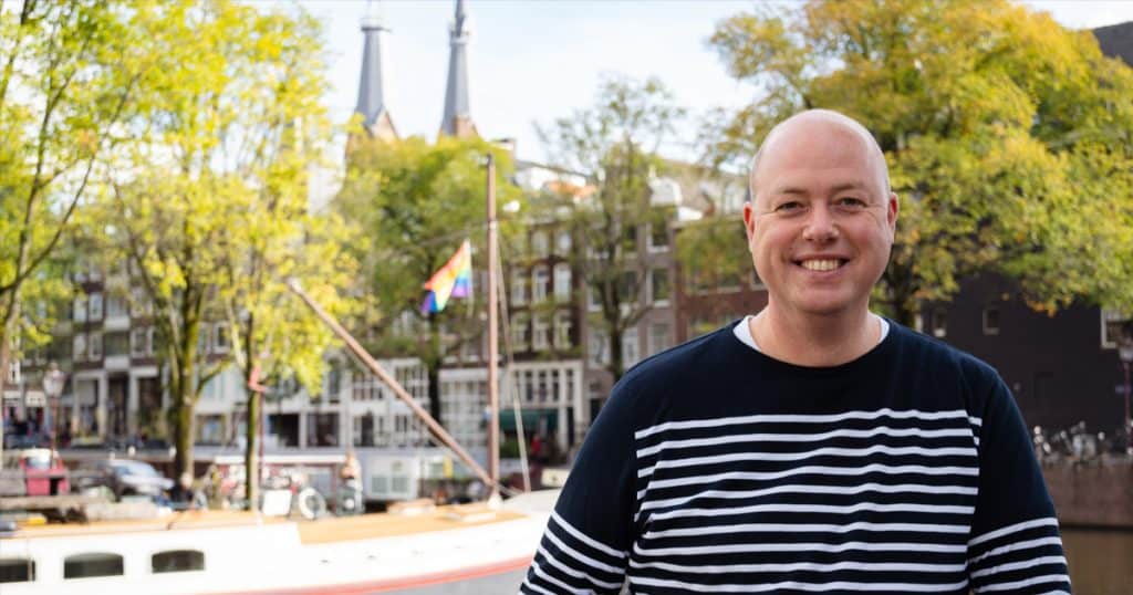 Gerrit vor Amsterdam-Kulisse.