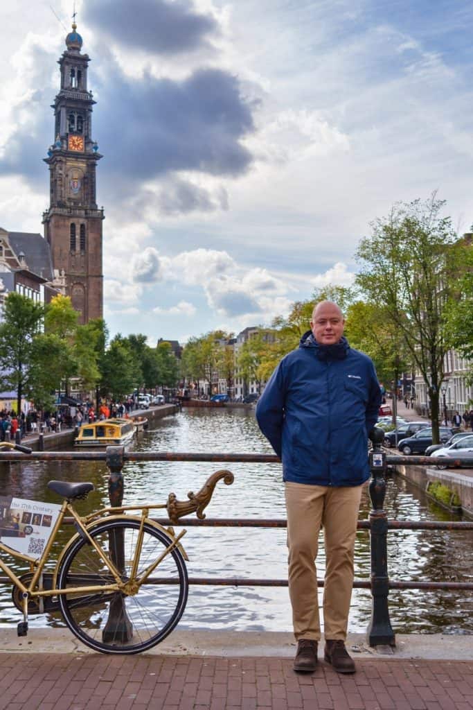 Gerrit auf einer Brücke vor dem Westertoren in Amsterdam.