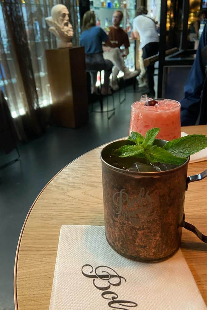 Mein kostenloser Cocktail bei der Bols Experience, der im Go City Amsterdam City Pass enthalten war.