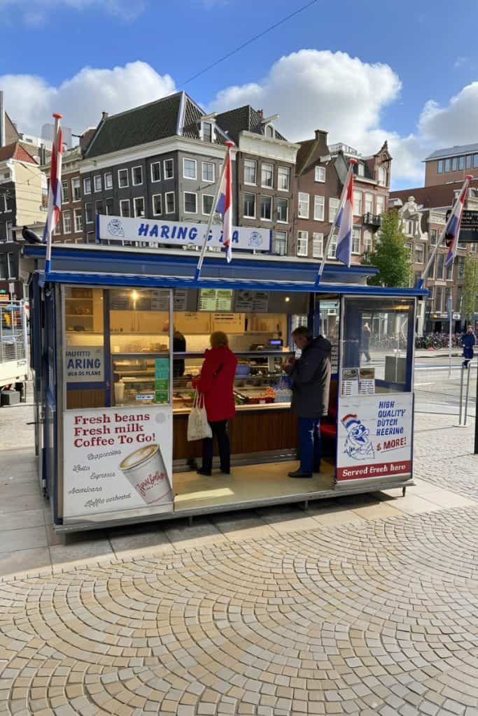Es ist ein Klassiker, holländischen Hering in einem Heringsladen in Amsterdam zu probieren.Retry