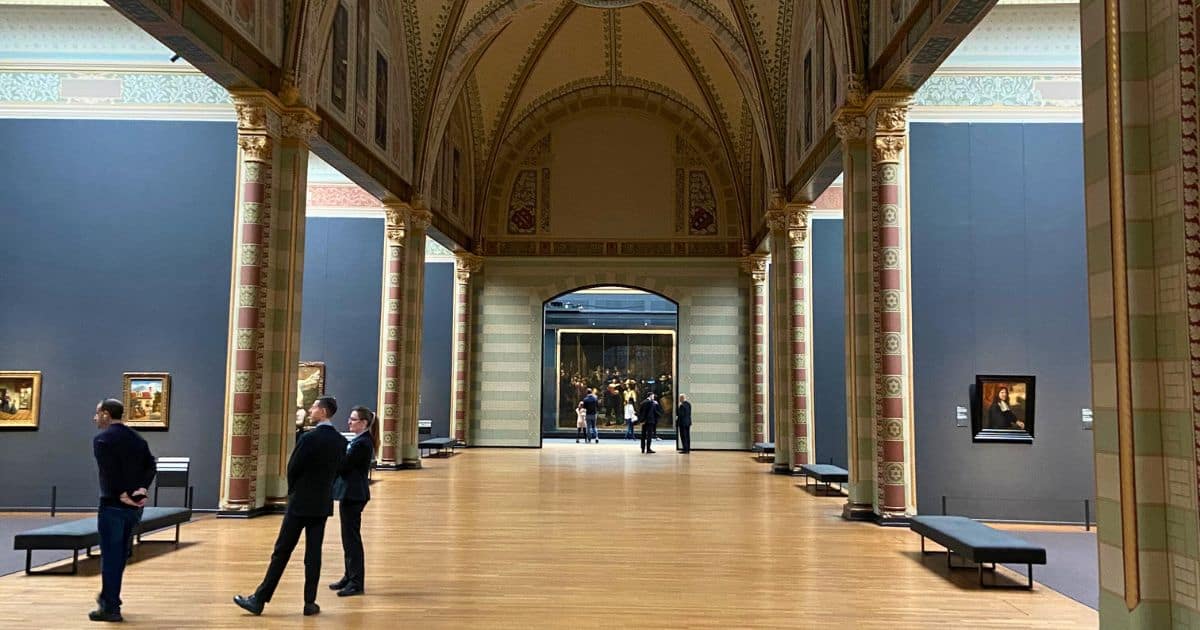 Die leere Ehrengalerie im Rijksmuseum. Der besten Museen in Amsterdam.