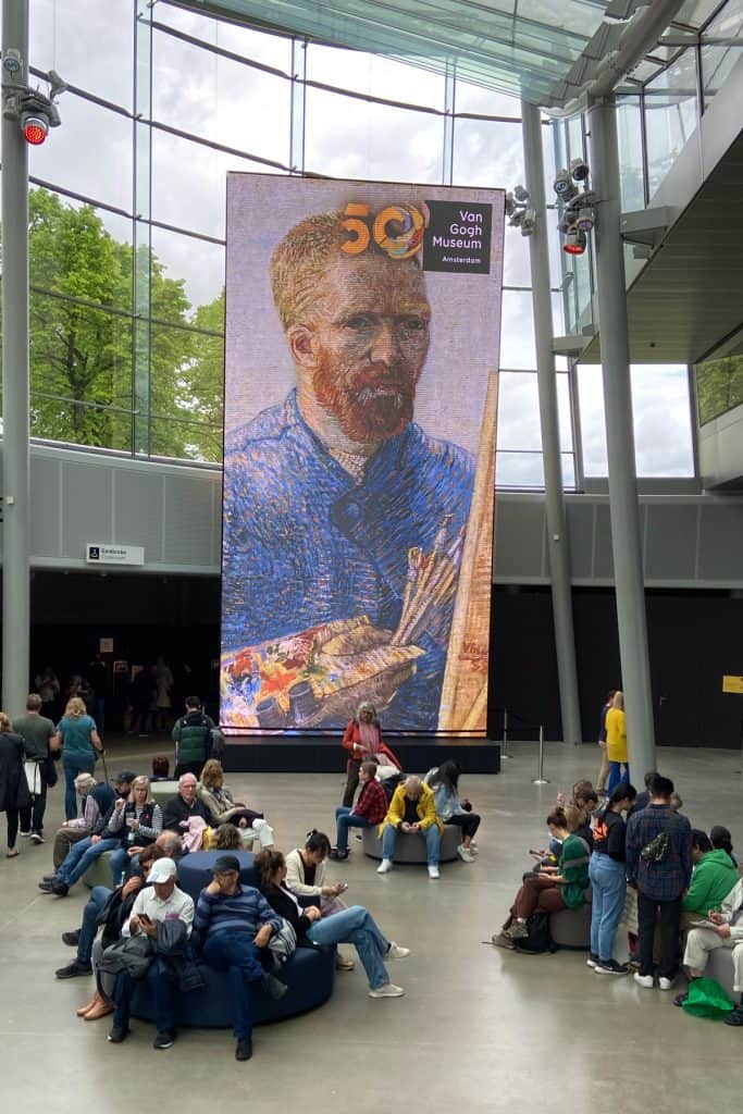 Innenraum des Vincent van Gogh Museums. 